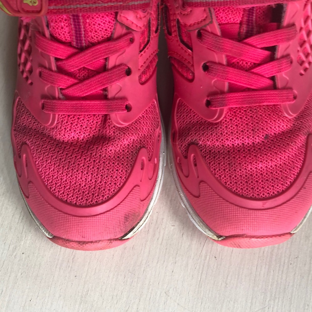 Pair of loved toddler sneakers: NB and SR - Picture 7 of 11